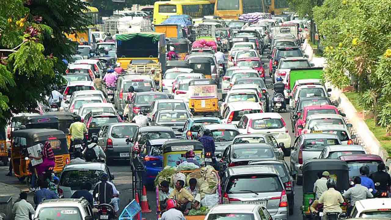 Heavy traffic jam | హైదరాబాద్-బెంగళూరు జాతీయ రహదారిపై భారీగా ట్రాఫిక్ జామ్