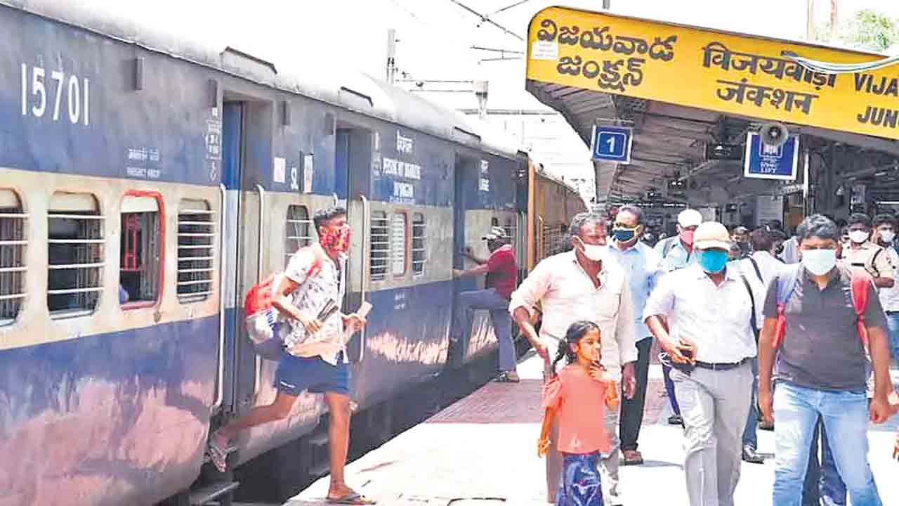 రైల్వేల స్పెషల్‌ బాదుడుతో జేబుకు చిల్లు.. అన్ని చార్జీలూ పెంచిన ఎస్‌సీఆర్‌