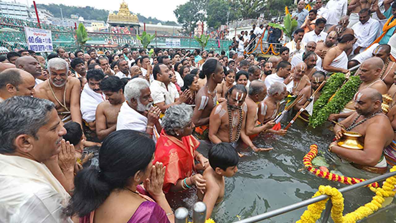 చక్రస్నానంతో ముగిసిన శ్రీవారి బ్రహ్మోత్సవాలు