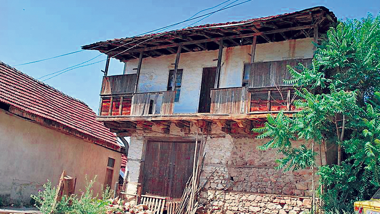 Vasthu Shastra | మా ఊరిలో 70 ఏండ్ల కింద కట్టిన ఇల్లు అమ్మకానికి పెట్టారు. దానిని కొనవచ్చా?