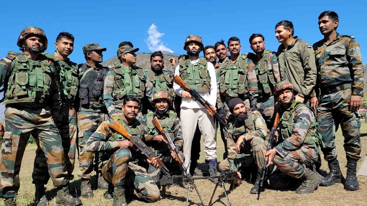 భారత జవాన్లతో విజయ్‌ దేవరకొండ.. ఫొటోలు వైరల్‌!