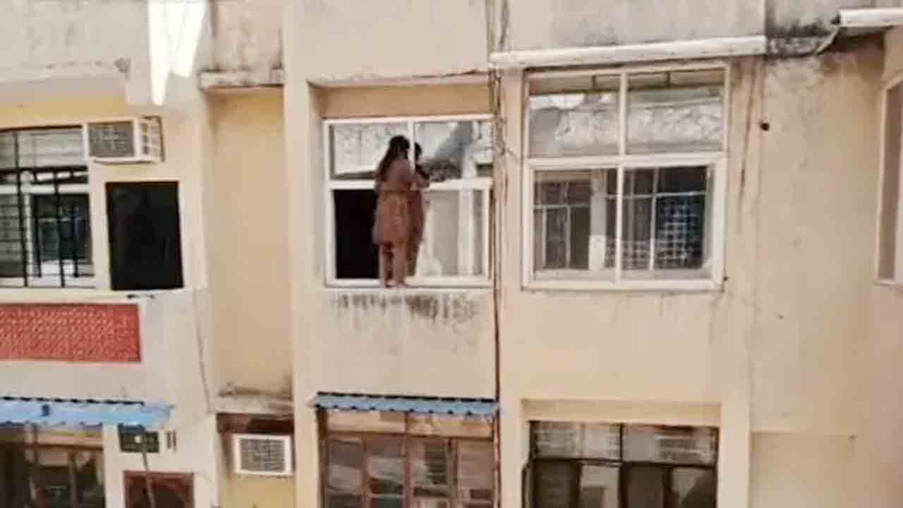 Viral Video | షాకింగ్‌.. కిటికీ అద్దాలను ఓ మహిళ ఎలా తుడుస్తోందో చూడండి..!