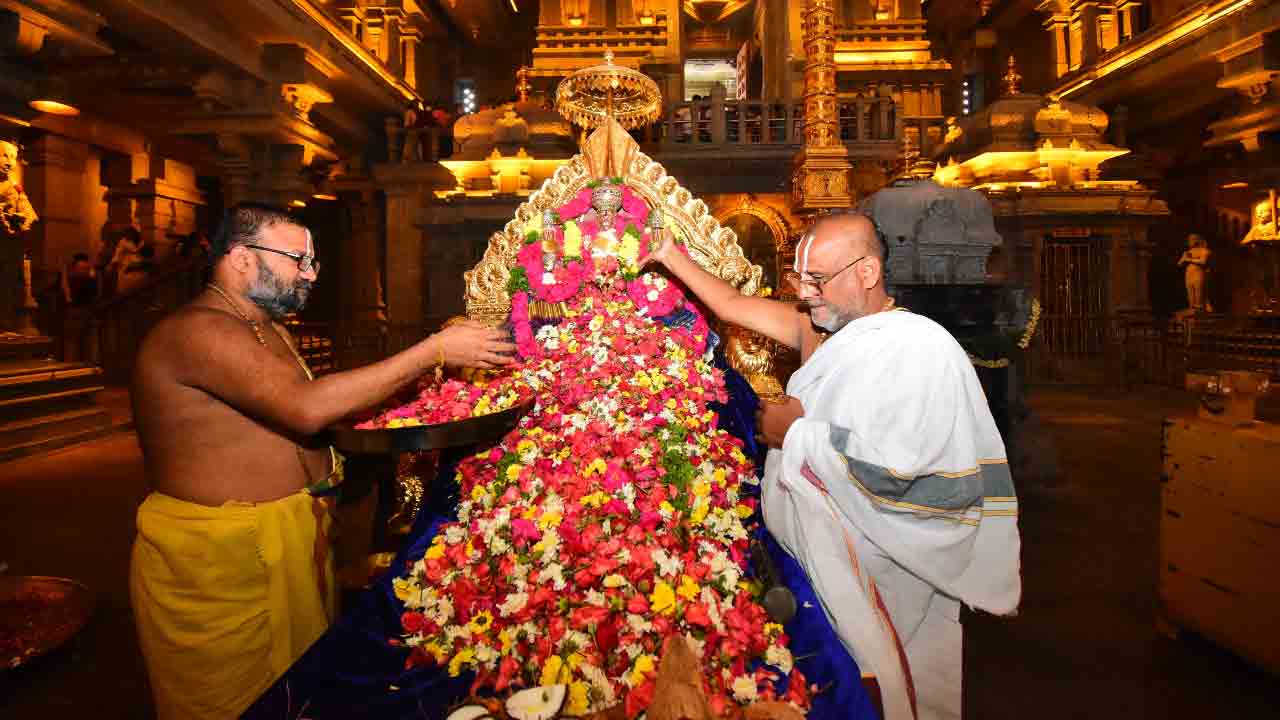 యాదగిరిగుట్ట లక్ష్మీనృసింహుడికి లక్షపుష్పార్చన