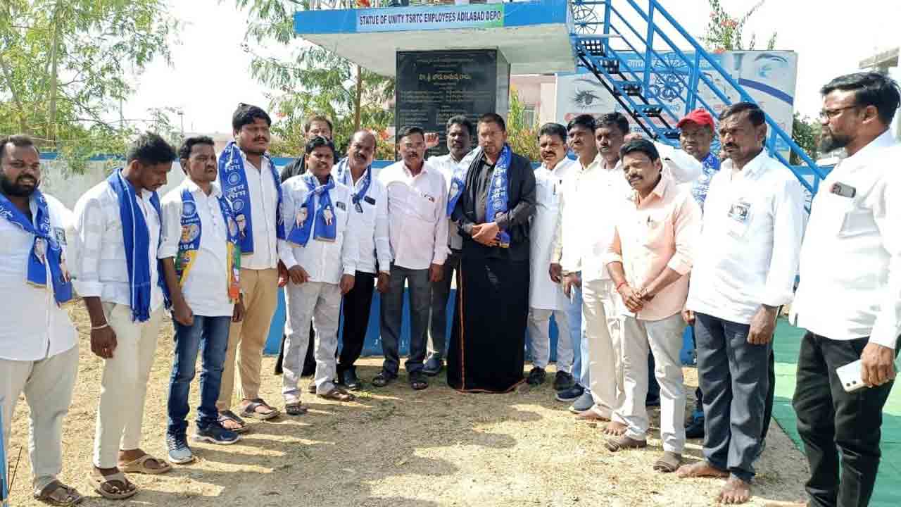 రాజ్యాంగంపై అవగాహన కలిగి ఉండాలి