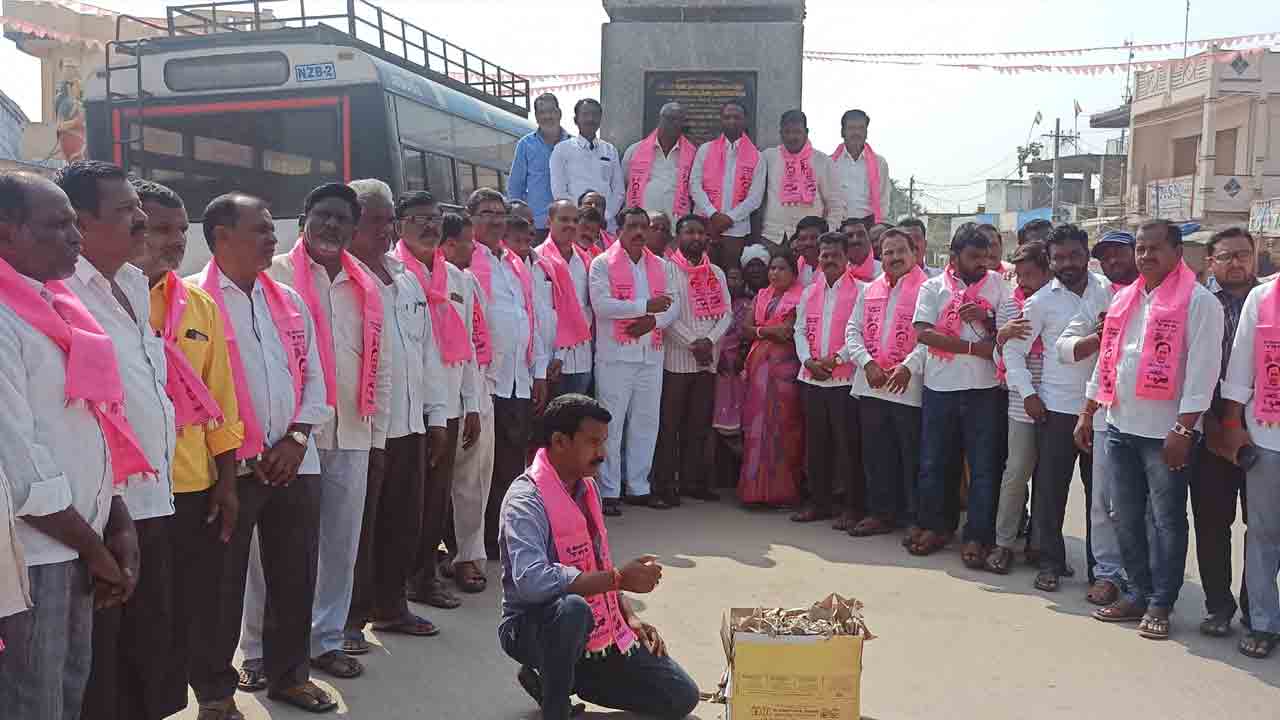 కాంగ్రెస్‌ తీరును నిరసిస్తూ ఆందోళన