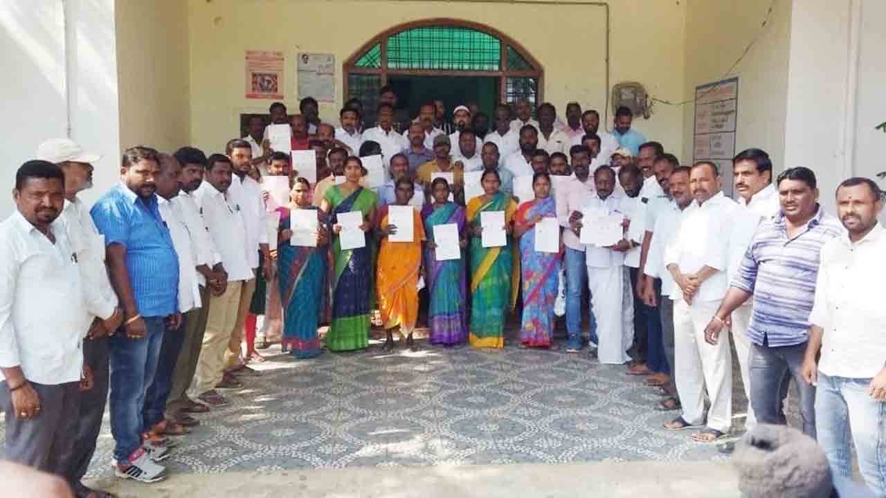 సీఎంఆర్‌ఎఫ్‌ చెక్కుల పంపిణీ