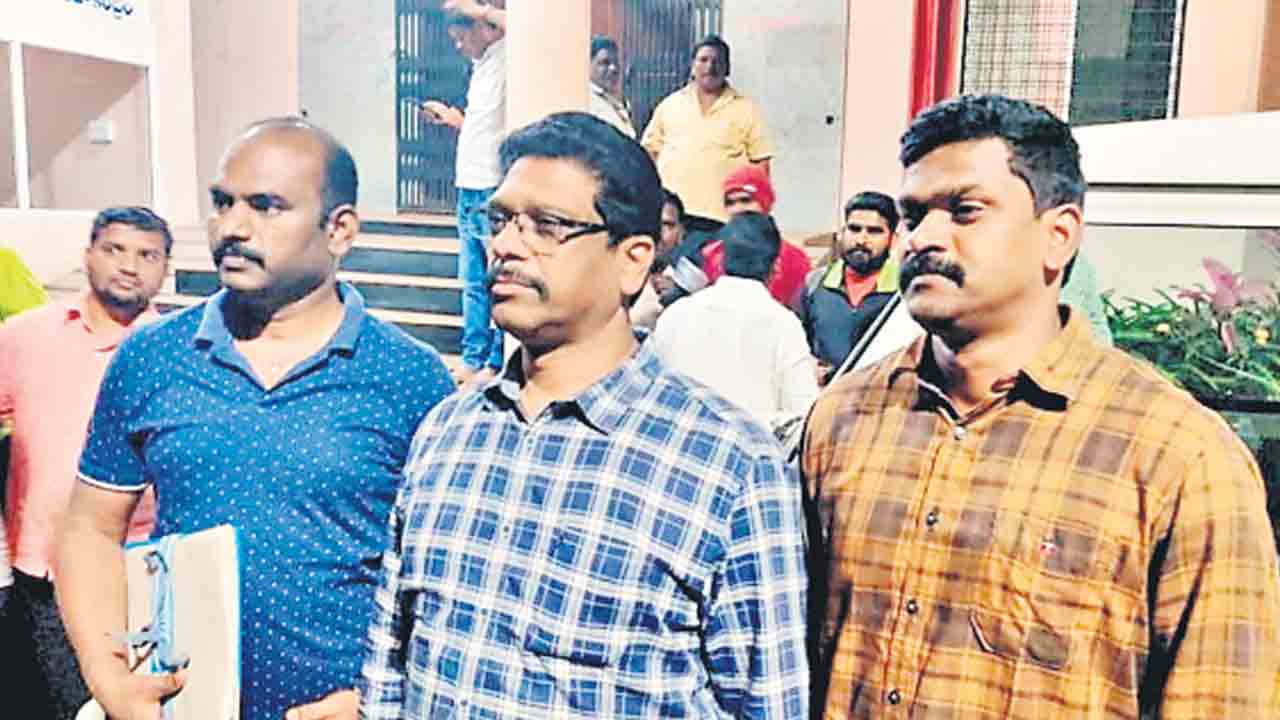 మ్యుటేషన్‌ కోసం రూ.3 లక్షలు డిమాండ్‌