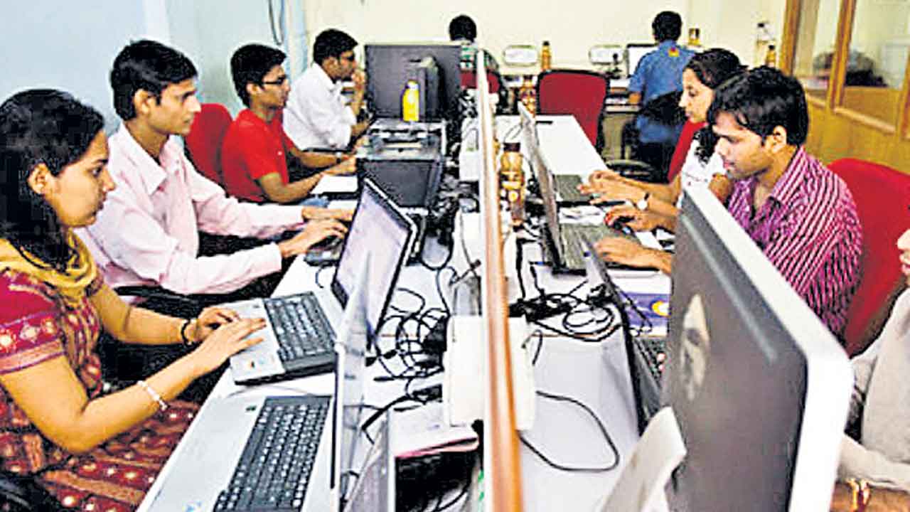 ‘మూన్‌లైటింగ్‌’ సాకు