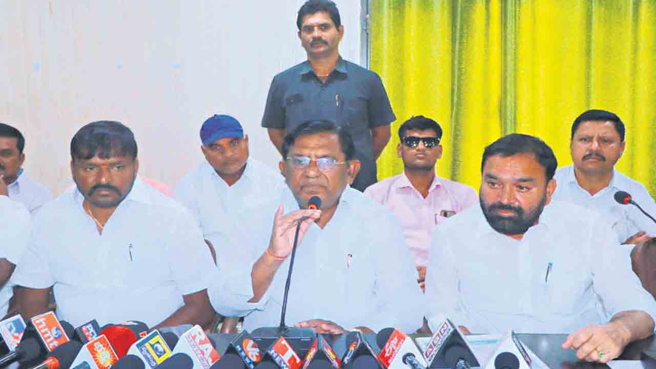 గిరిజన హకులను హరిస్తున్న బీజేపీ