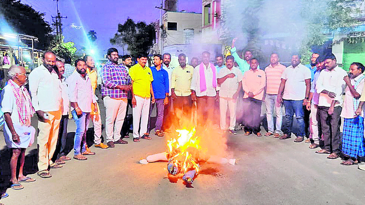 ఎంపీ అర్వింద్‌ క్షమాపణ చెప్పాలి