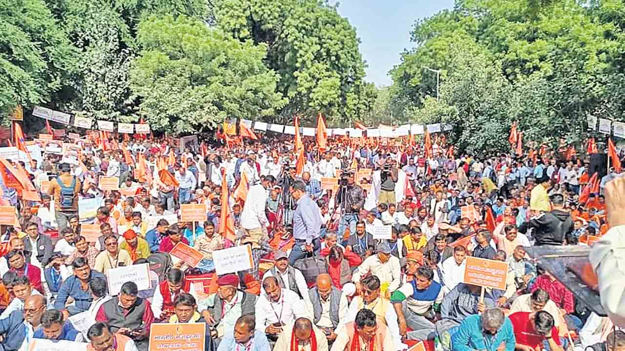 కేంద్ర కార్మిక వ్యతిరేక విధానాలపై మహాధర్నా