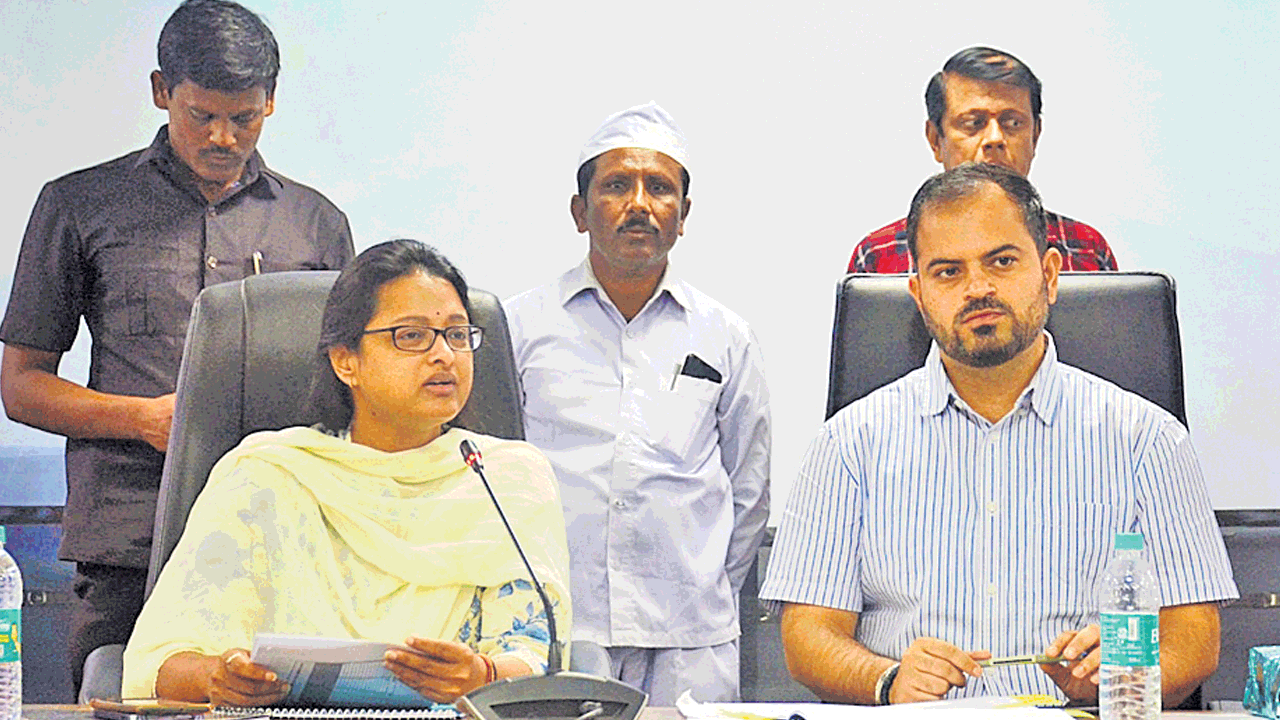 బ్యాంకర్లు లక్ష్యాలను అధిగమించాలి