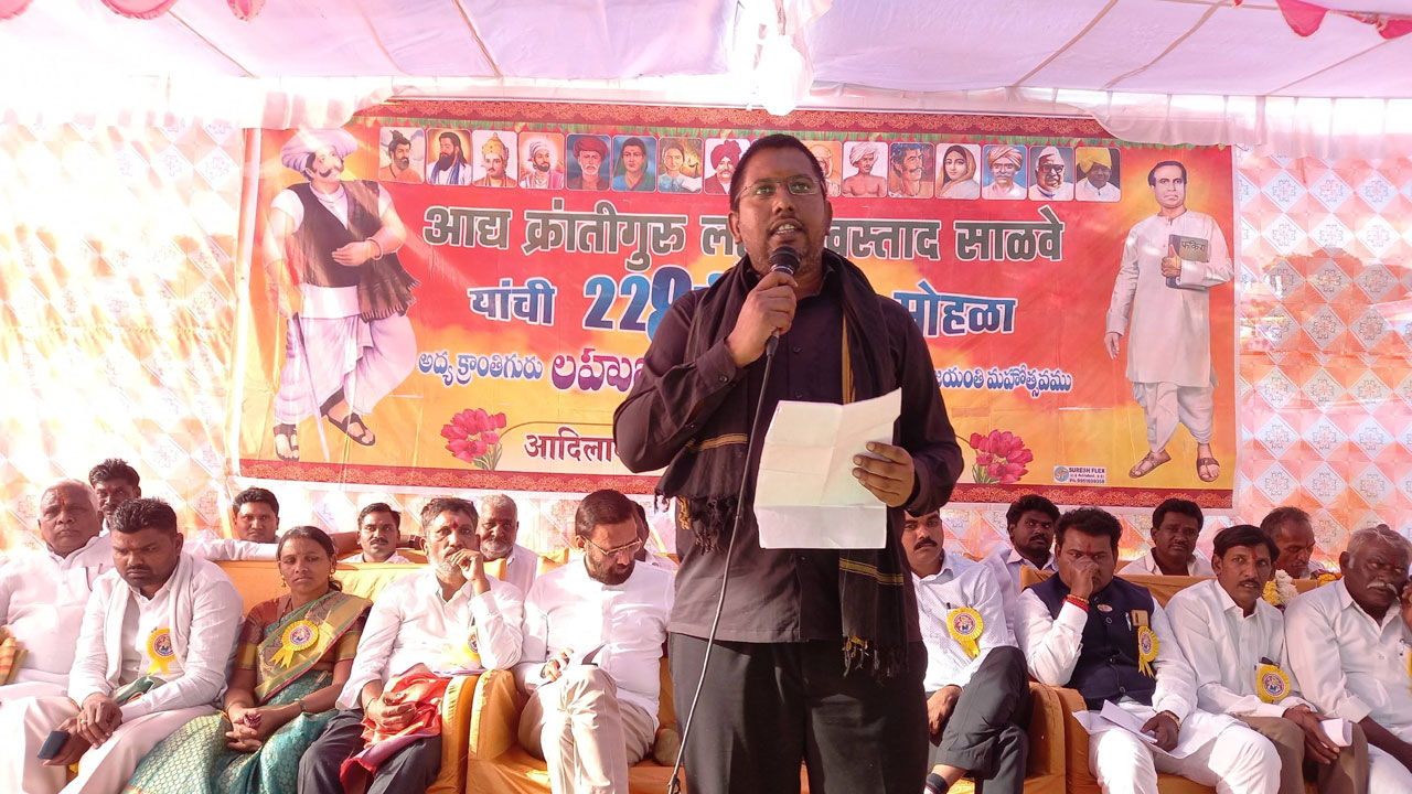 మహనీయుల చరిత్ర గుర్తు చేసుకోవాలి