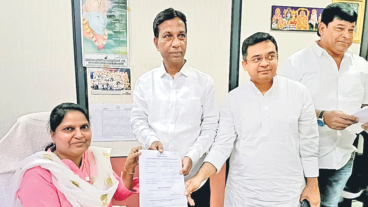 aeonఒకే రోజు 12 నామినేషన్లు