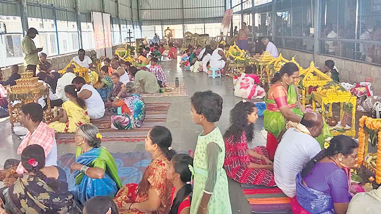 భక్తులతో కిక్కిరిసిన సంగమేశ్వరస్వామి దేవాలయం