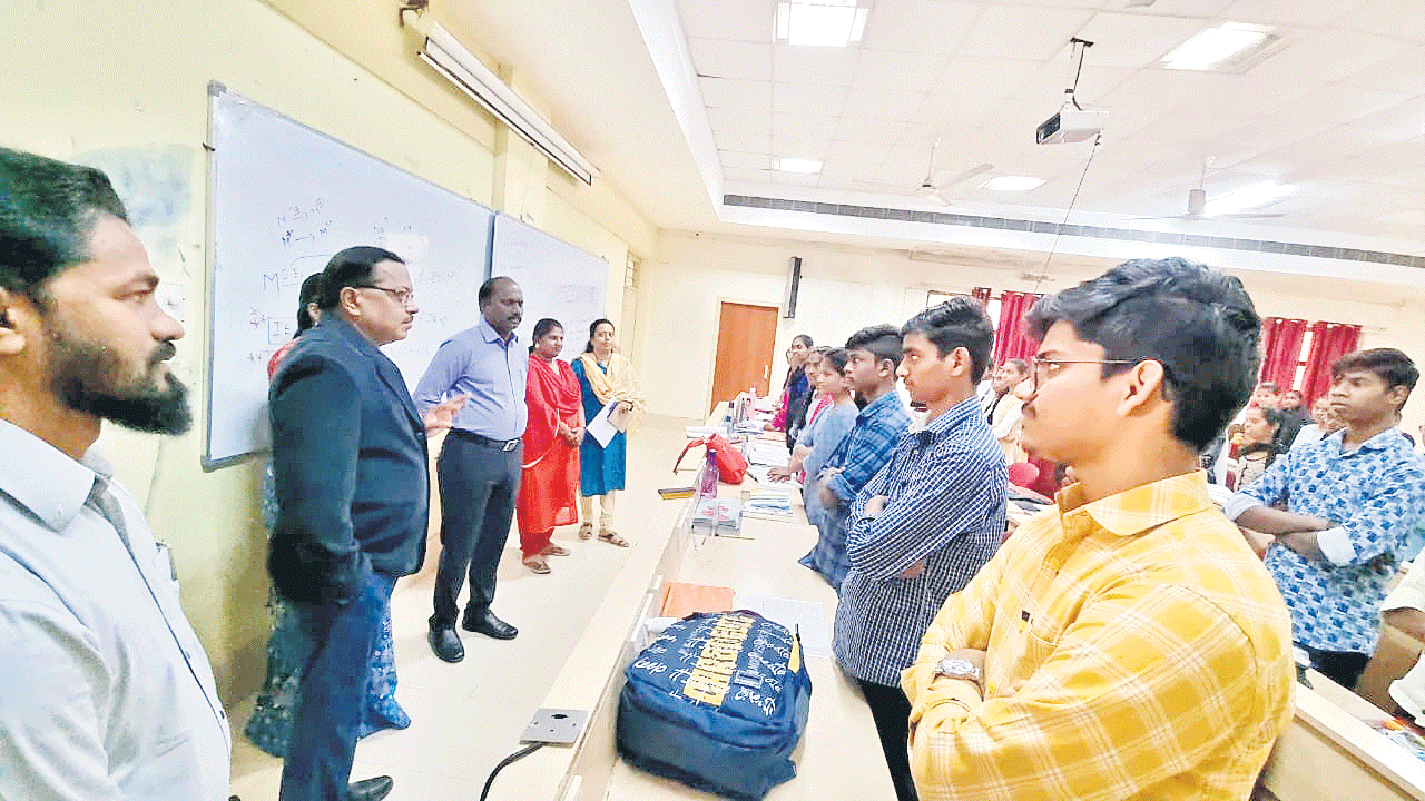 ట్రిపుల్‌ ఐటీలోఅన్ని వసతులు కల్పిస్తున్నాం..