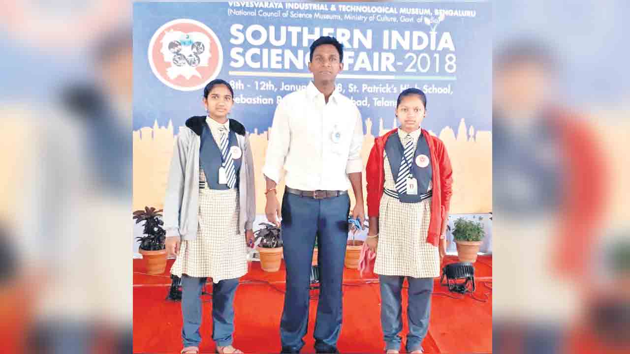 అన్నింటా ఆదర్శం.. రాష్ట్రస్థాయి అవార్డులు అందుకున్న విద్యార్థులు