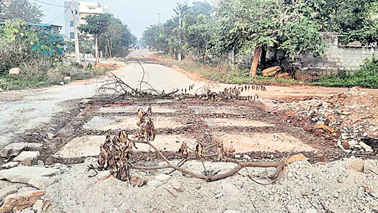 దెబ్బతిన్న రోడ్లకు మరమ్మతులు