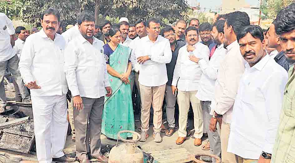 అగ్నిప్రమాద బాధితులకు అండగా ఉంటాం