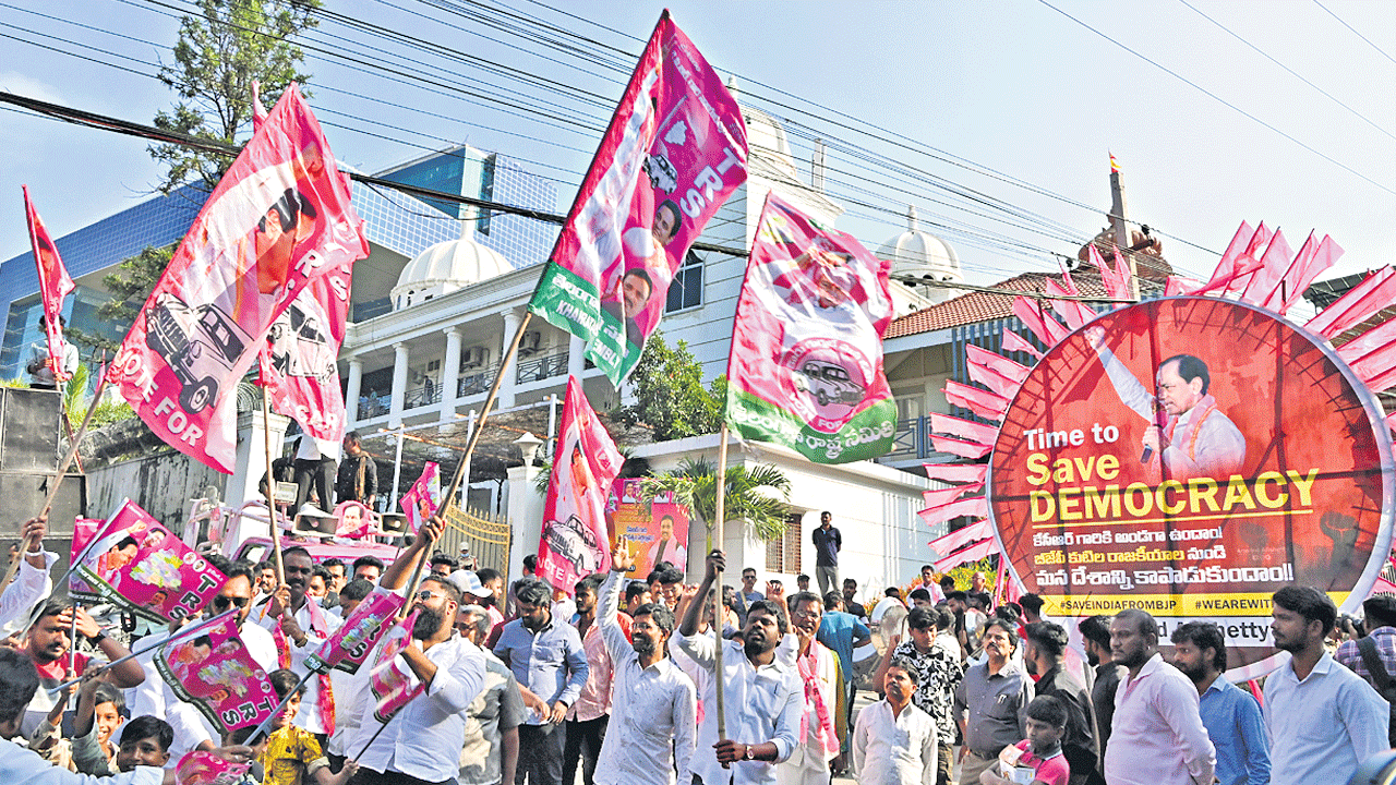 ఎక్కడైనా తగ్గేదే లే!