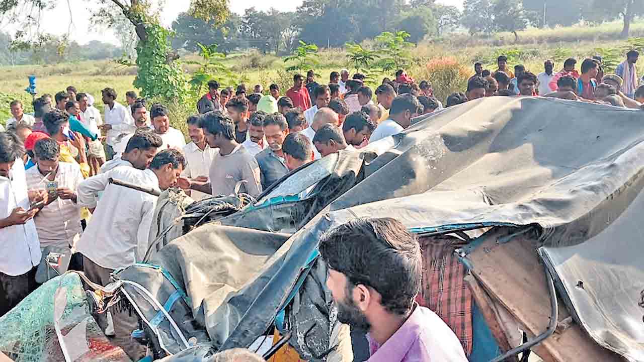 రోడ్డు ప్రమాదాల్లో 9 మంది దుర్మరణం