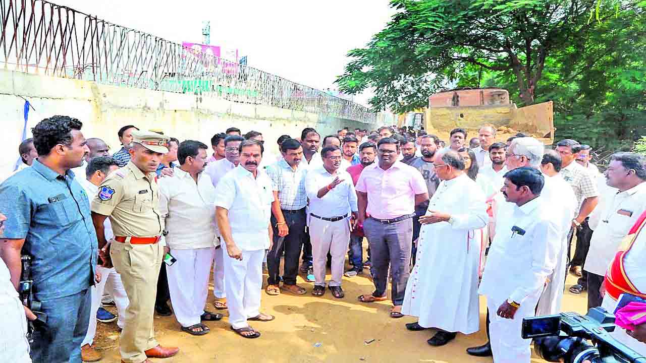 రైల్వే బ్రిడ్జి పనులు వేగవంతం చేయాలి