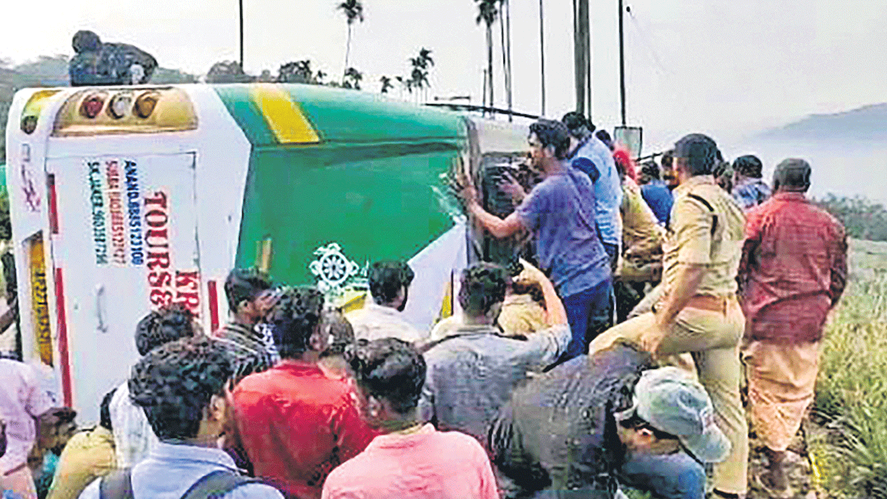 ఏపీ భక్తుల బస్సు బోల్తా