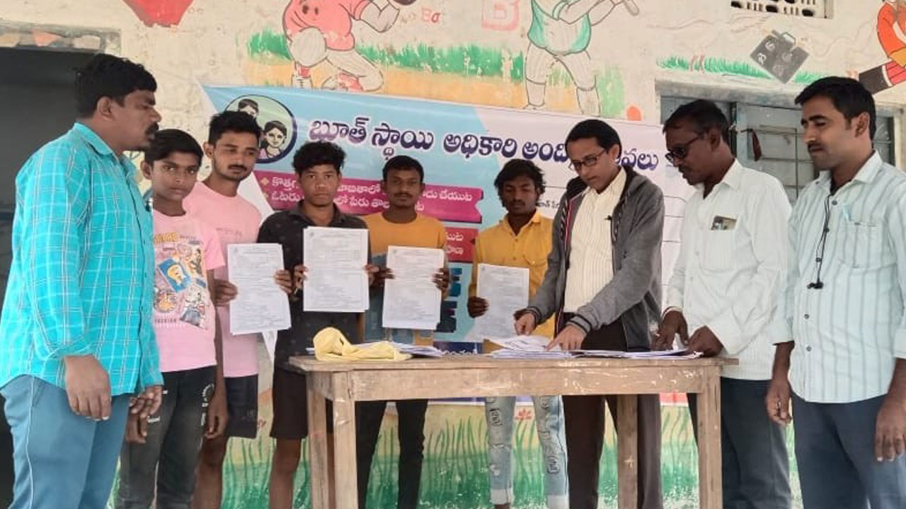 అర్హులు ఓటరుగా నమోదు చేసుకోండి