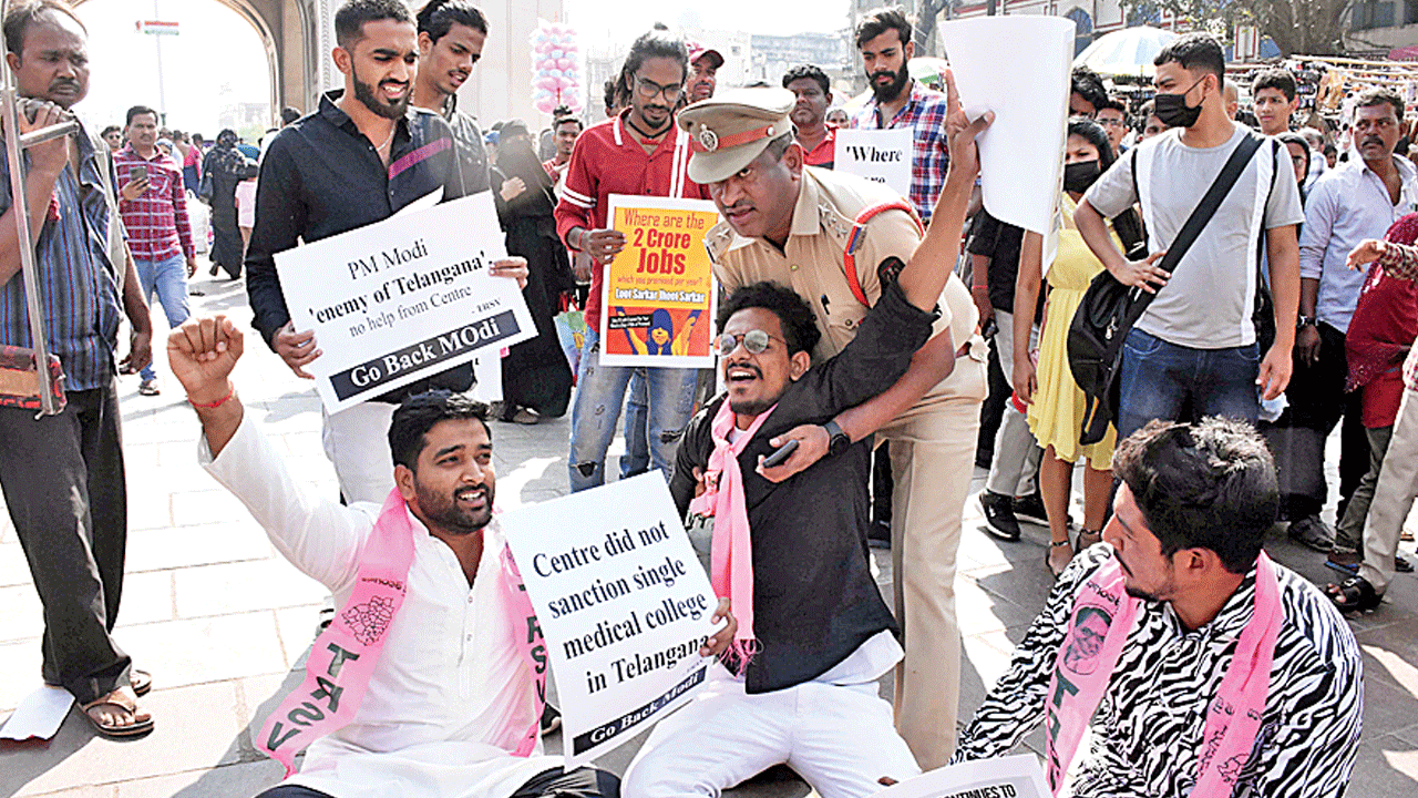 ‘మోదీ గో బ్యాక్‌ ’.. ప్ల కార్డుల ప్రదర్శన