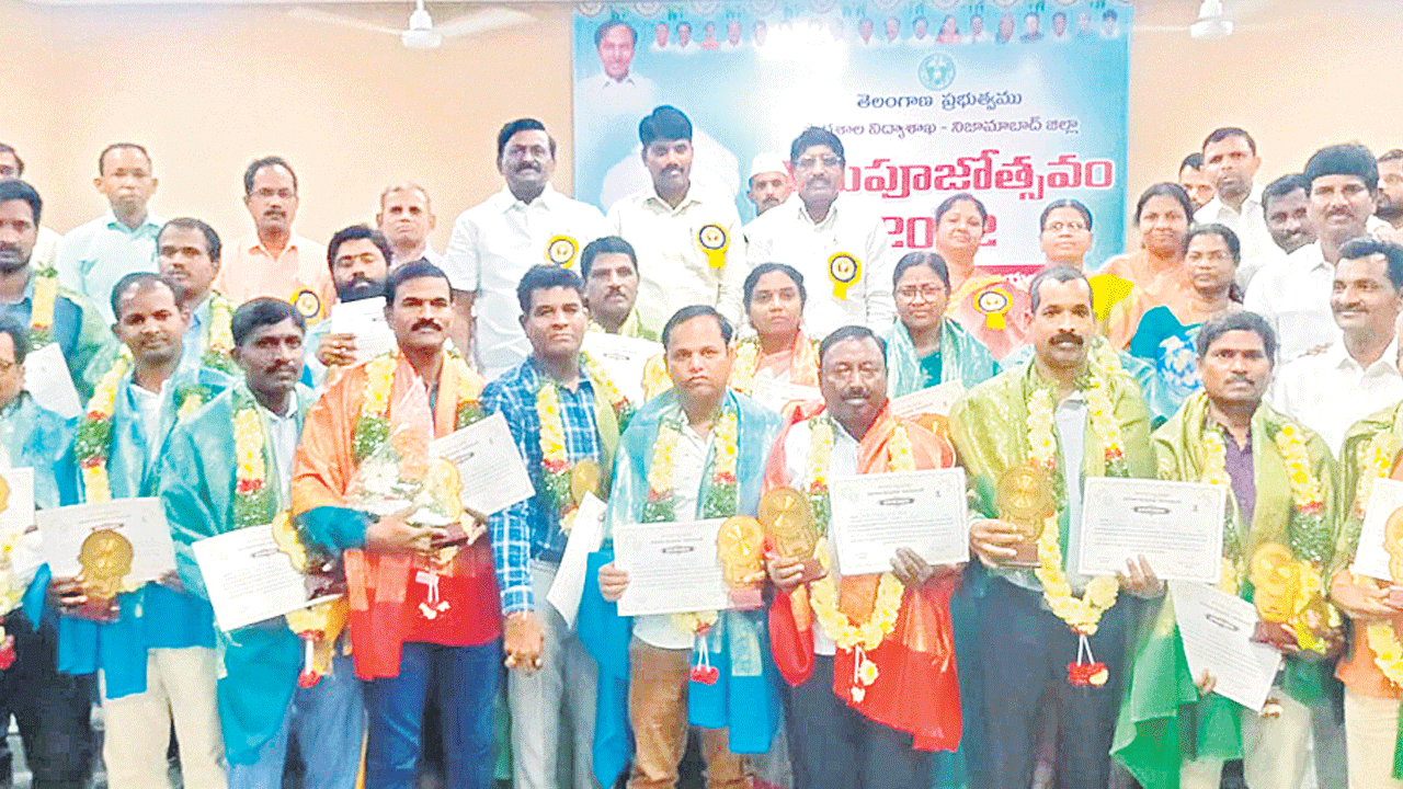 ఉత్తమ ఉపాధ్యాయులకు అవార్డుల ప్రదానం