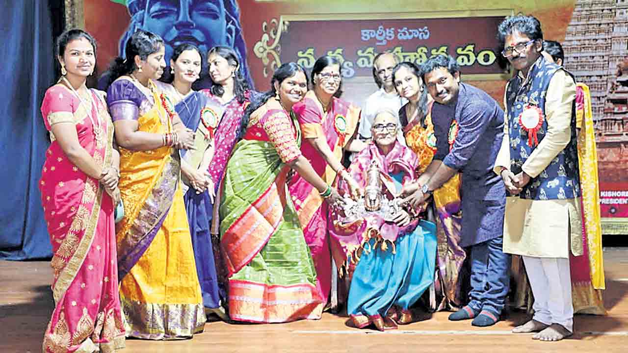 నృత్యకళను భావితరాలకు అందించాలి