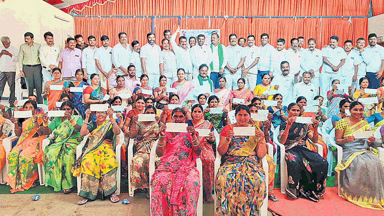 లబ్ధిదారులకు కల్యాణలక్ష్మి చెక్కులు పంపిణీ