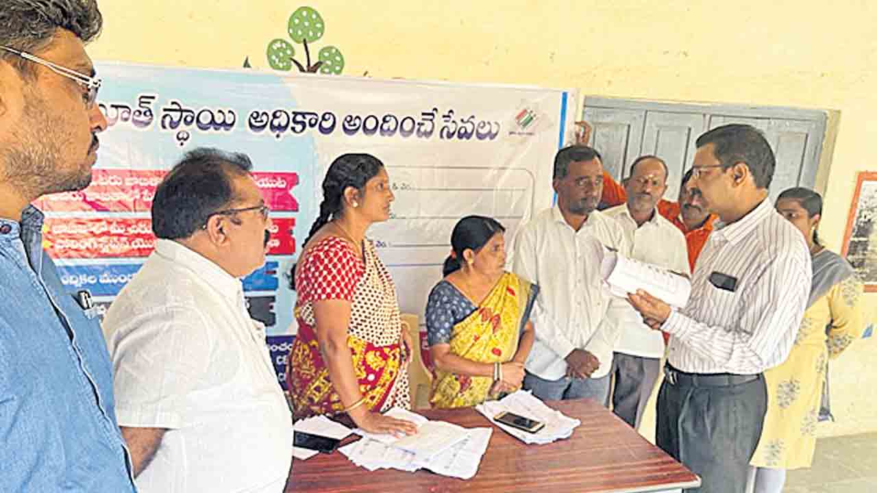 యువత ఓటు నమోదు చేసుకోవాలి