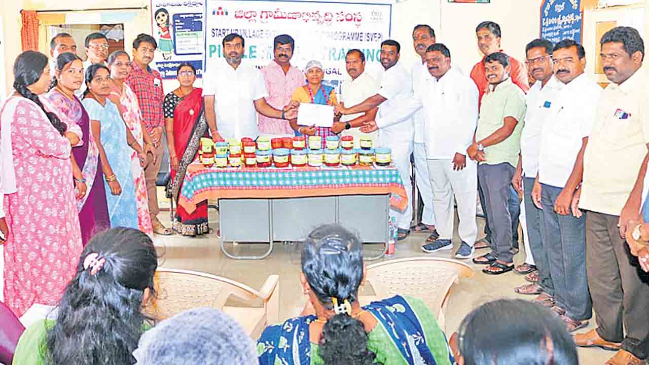 మహిళలు ఆర్థికాభివృద్ధిని సాధించాలి