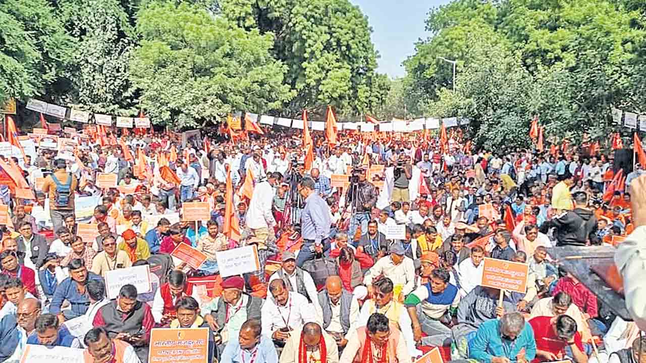 కేంద్ర కార్మిక వ్యతిరేక విధానాలపై మహాధర్నా