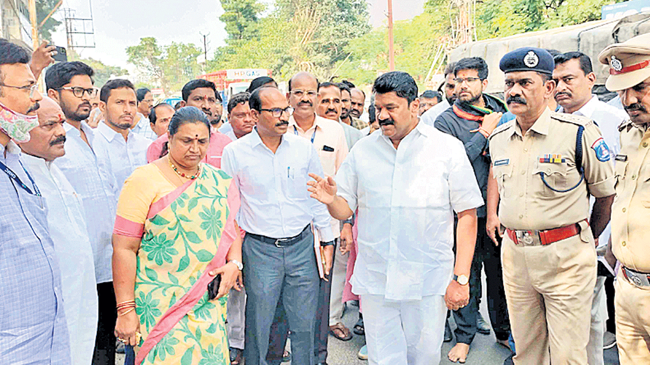 రోడ్డు ఆక్రమణలను పూర్తిగా తొలగించాలి