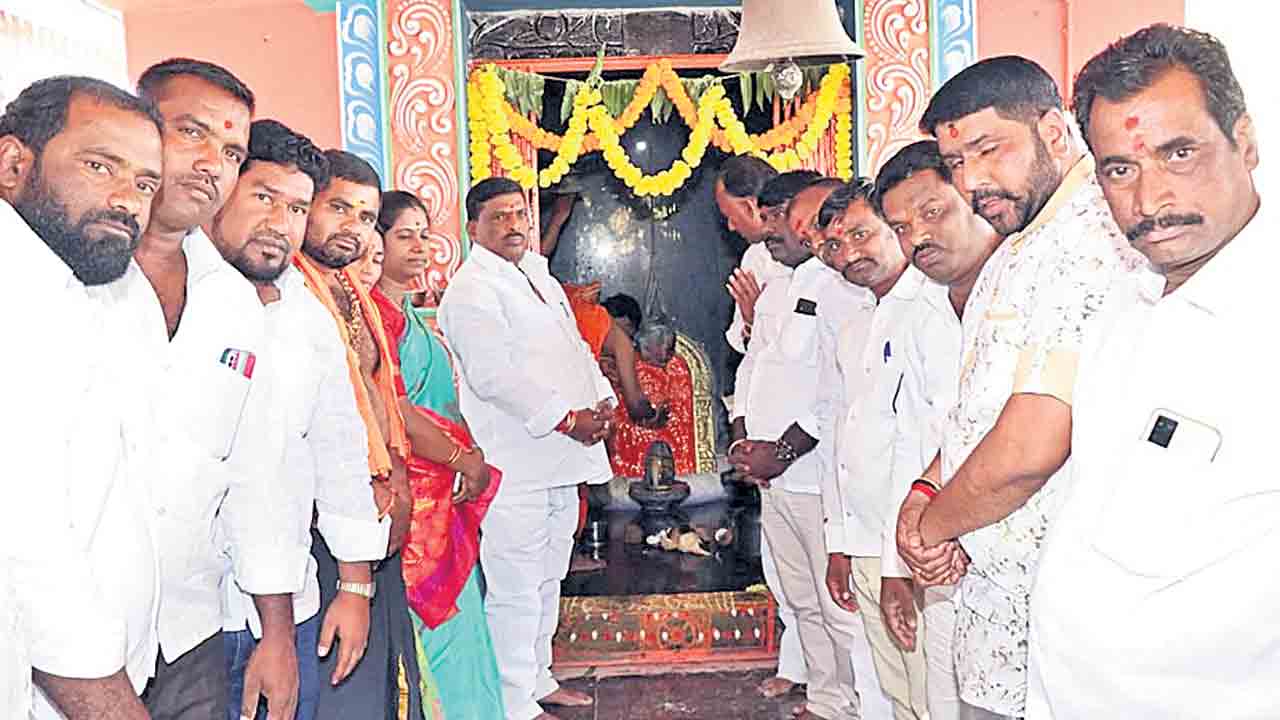 పట్టాభి సీతారామచంద్రస్వామి సన్నిధిలో ఎమ్మెల్యే ప్రత్యేక పూజలు