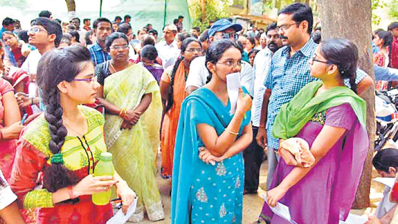 సంప్రదాయ కోర్సులపై చిన్నచూపు