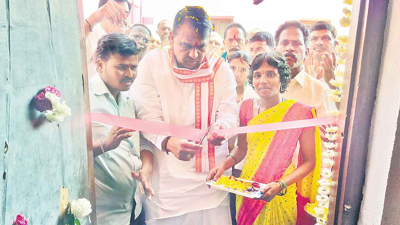 అనర్హులకు ఇండ్లిస్తే కఠిన చర్యలు