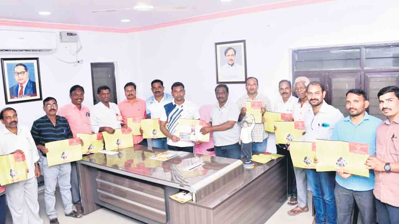 యూటీఎఫ్‌ జిల్లా మహాసభల బ్రోచర్ ఆవిష్కరణ