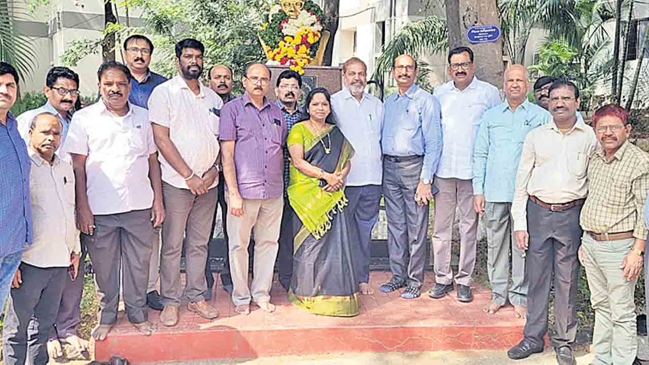 రాజ్యాంగంపై అవగాహన కలిగిఉండాలి