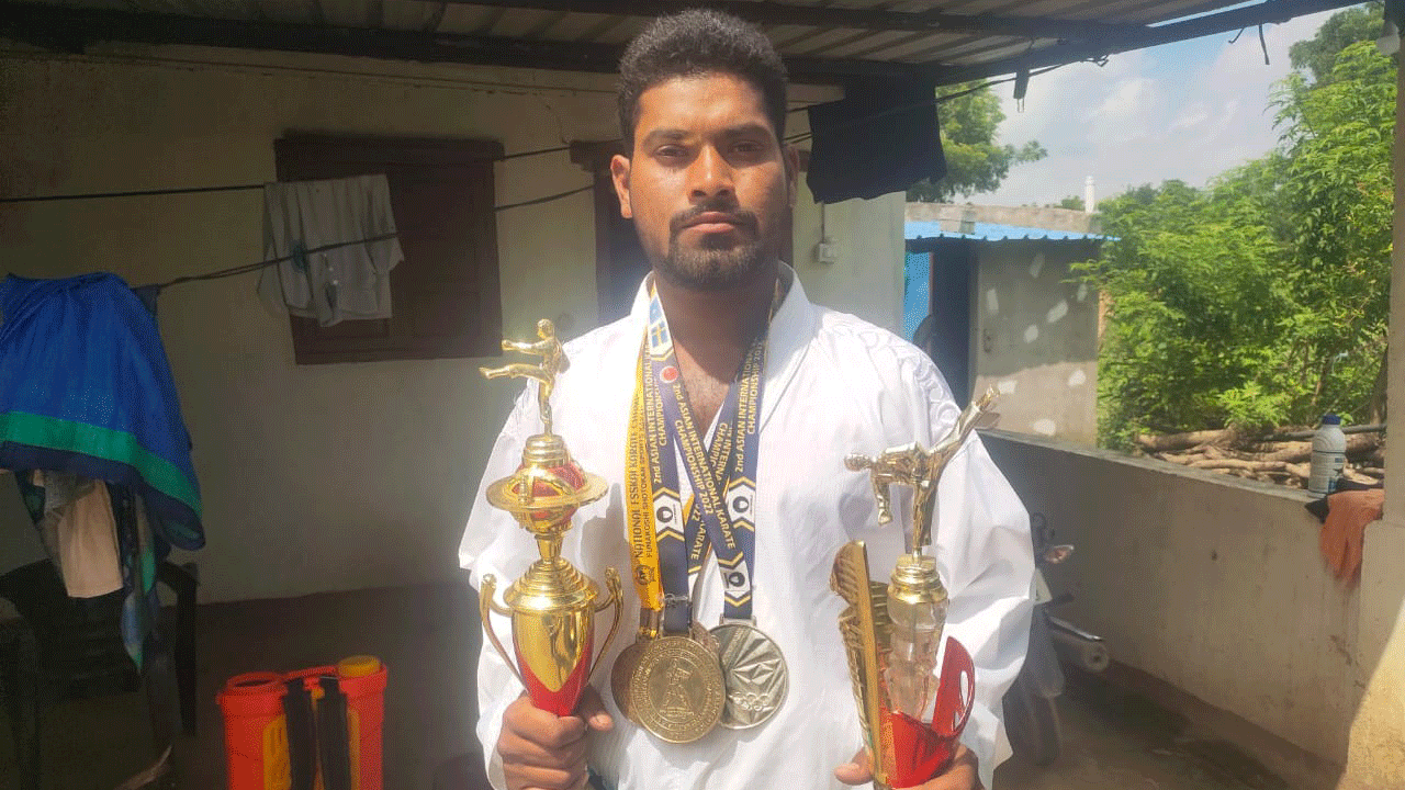 కరాటే వీరుడ పతకాల యోధుడు