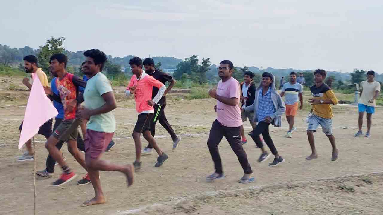 శ్రమించు.. కొలువు సాధించు