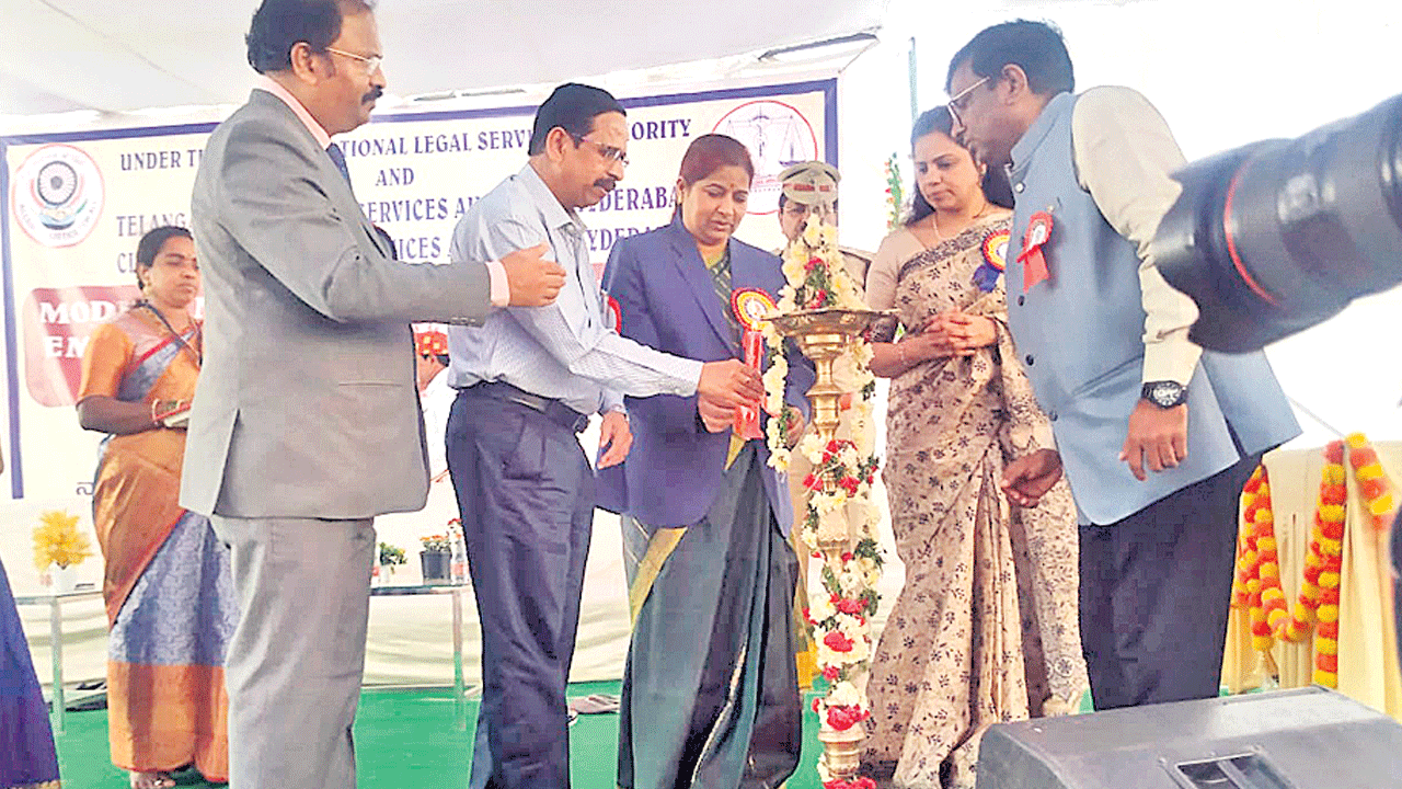 ఆకట్టుకున్న న్యాయ సేవల ప్రభుత్వ పథకాల ప్రదర్శన