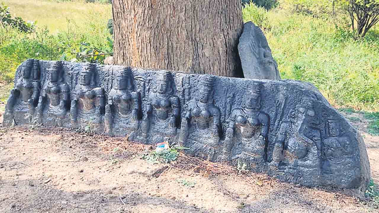 కామారంలో పురాతన శిల్పాలు