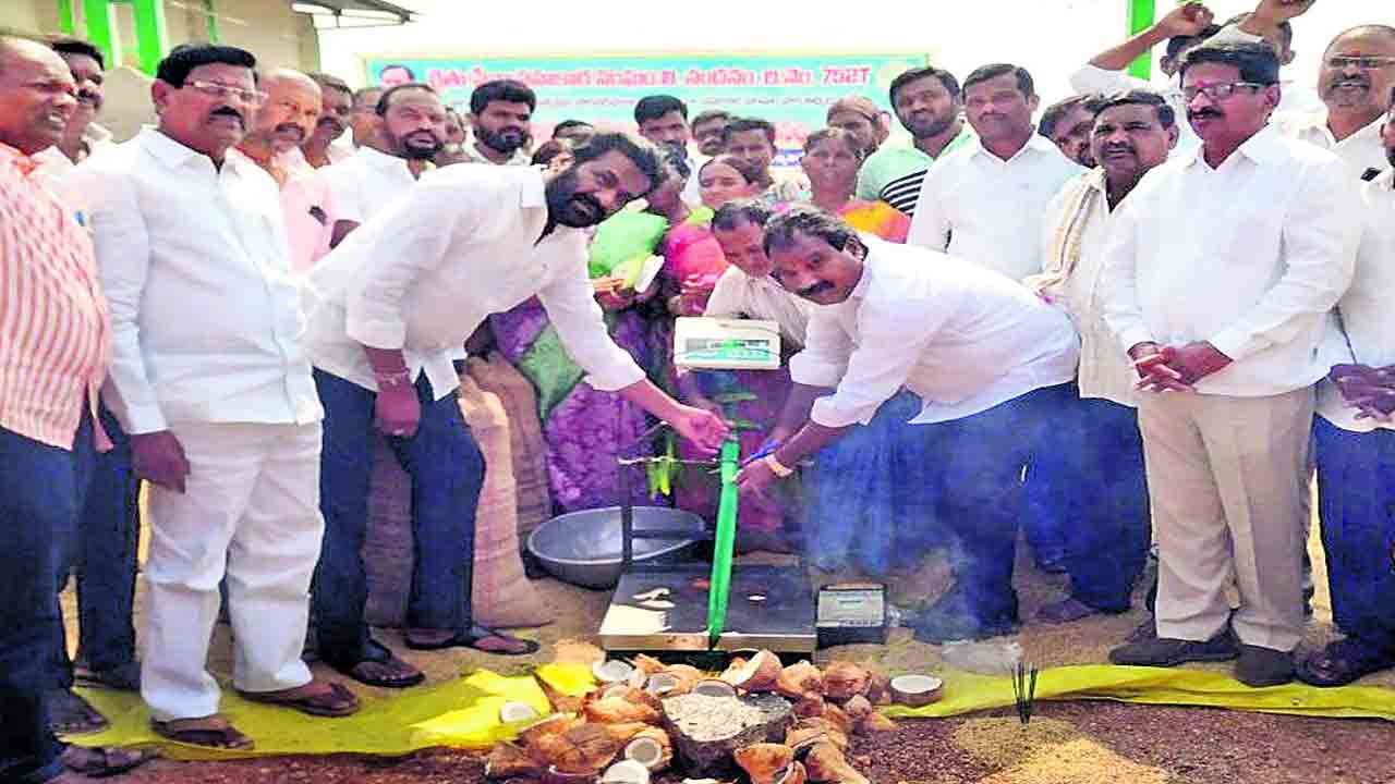దేశంలో కేసీఆర్‌ రాక కోసం రైతన్న ఎదురుచూపు