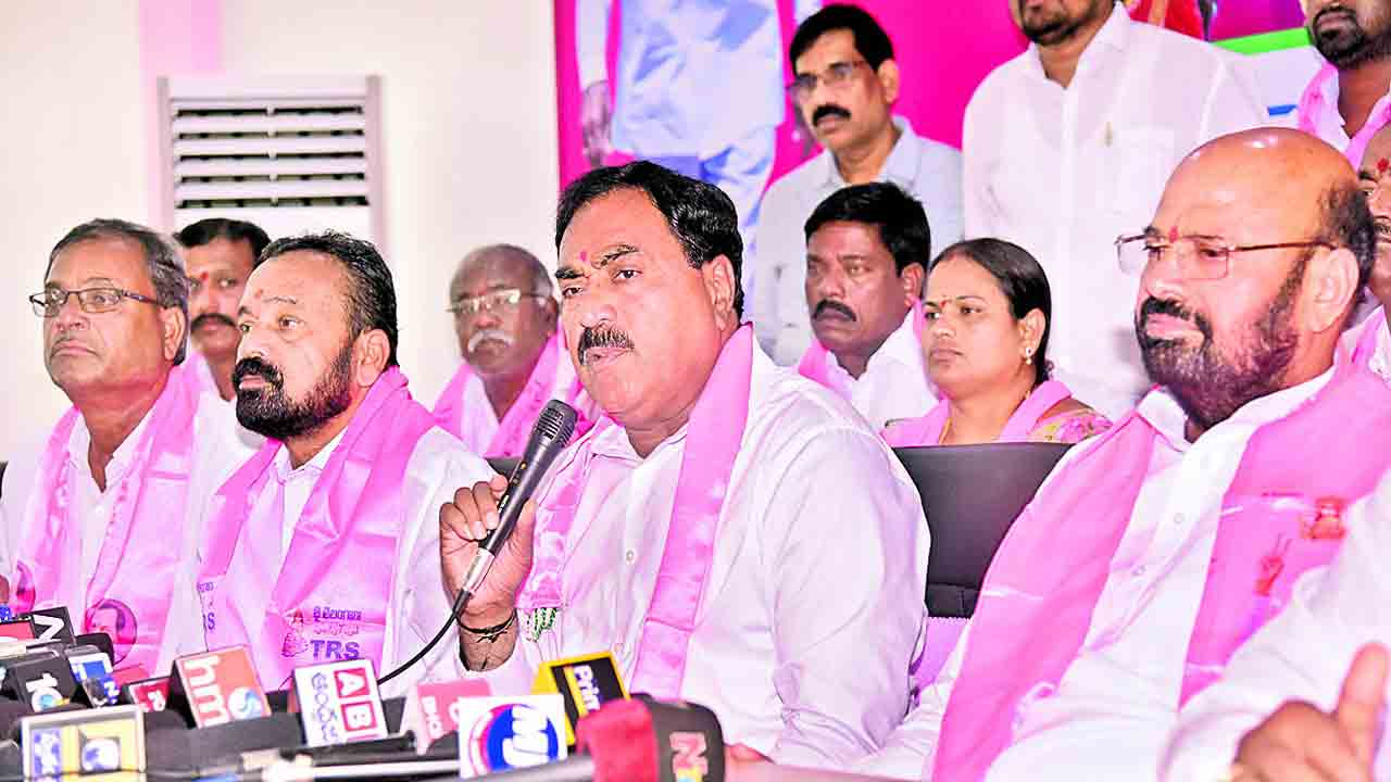 చెంపదెబ్బ కాదు.. చెప్పుతో కొట్టారు..