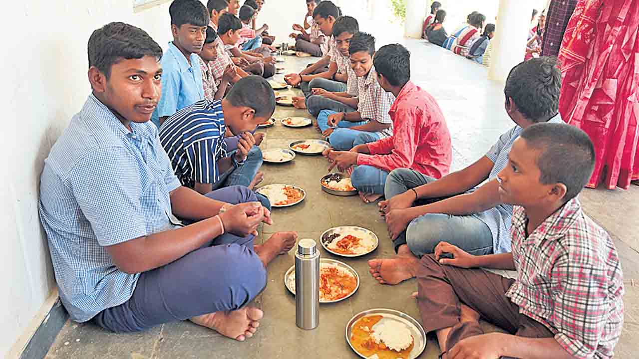 సర్కారు బడుల్లో.. సమతుల ఆహారం