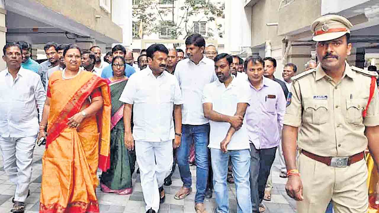 సివిటస్‌ అపార్ట్‌మెంట్‌ సమస్యలు పరిష్కరిస్తా