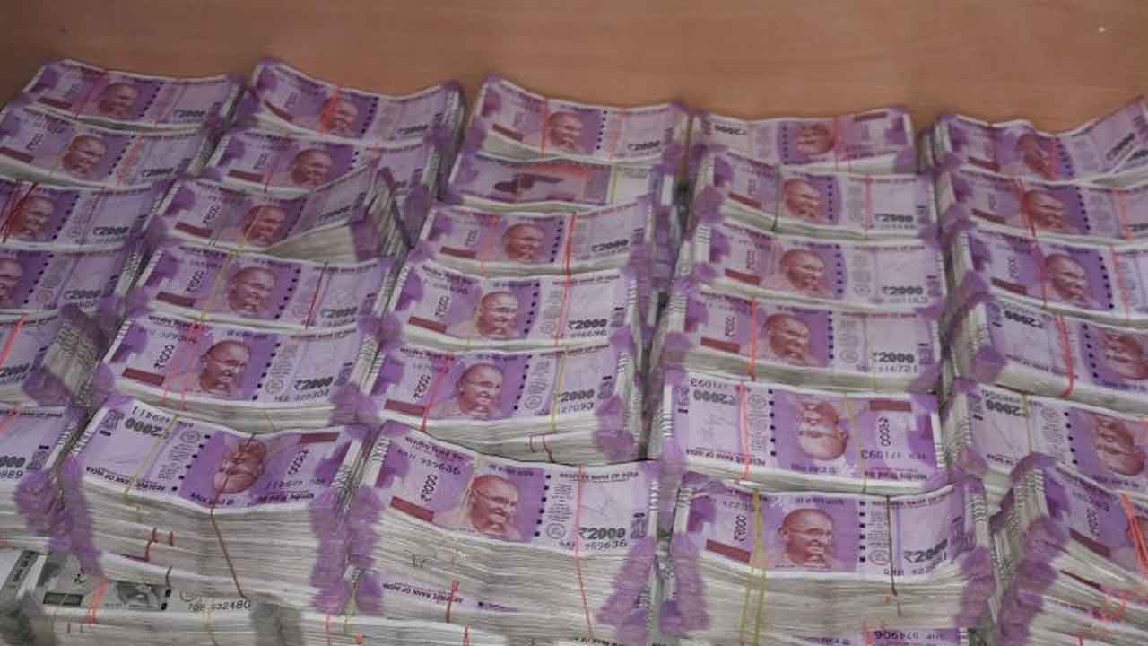 లిబర్టీ చౌరస్తాలో రూ.కోటి 27 లక్షలు నగదు పట్టివేత